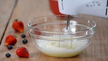 Kasede pasta için çırpılmış yumurta akı