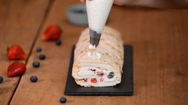 Yaz meyveleri ile beze roulade yapma süreci.