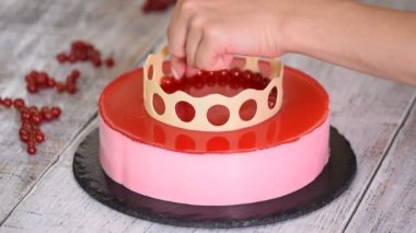 Beyaz arka planda kırmızı frenk üzümü ile Mousse kek.