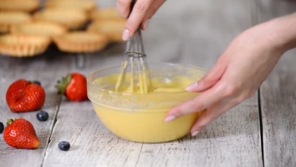 Woman whip the custard with a whisk — Stock Video
