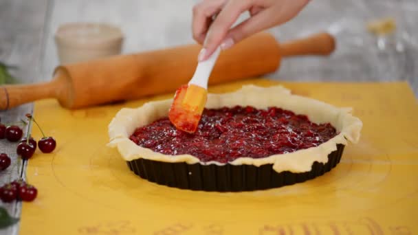 糕点厨师做自制的樱桃派 — 图库视频影像