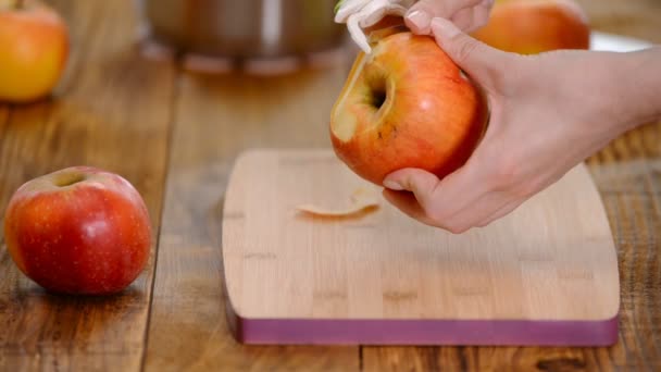 Pelare una grande mela rossa per una torta . — Video Stock