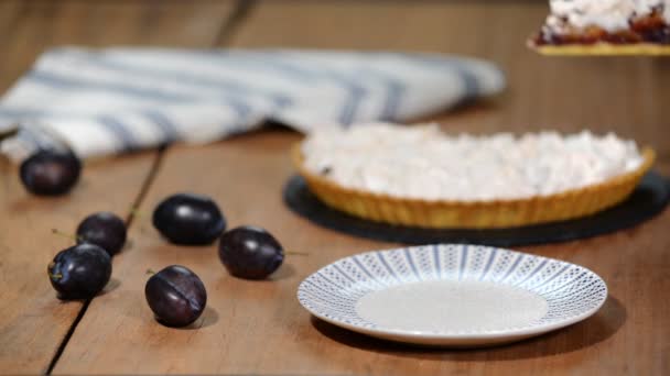 Delicioso postre pastel de ciruela, dulce pastel de vacaciones delicioso con ciruelas y merengue — Vídeo de stock