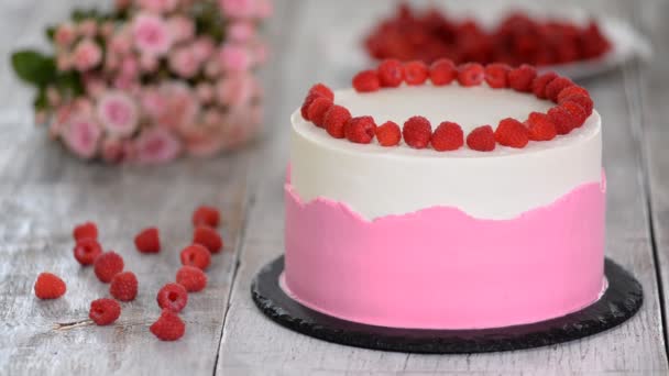 Chef décorer le gâteau avec des framboises — Video