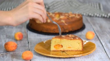 Taze pişmiş kayısı ve badem pastası dilim