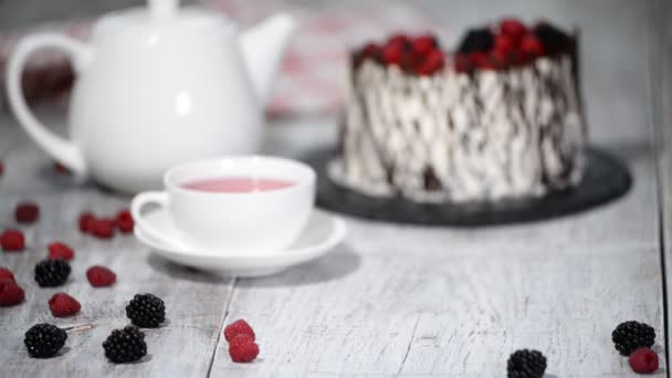 Μοντέρνα ρουστίκ ρολό κάθετης υψηλής τούρτα με κρέμα βανίλια, σοκολάτα και βατόμουρα. — Αρχείο Βίντεο