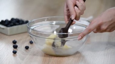 Kadın karışıma un ekleme.