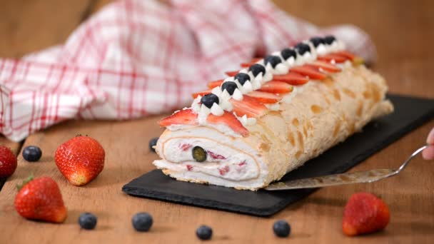 Meringue roulade decorated with blueberries and strawberries. — Stock Video