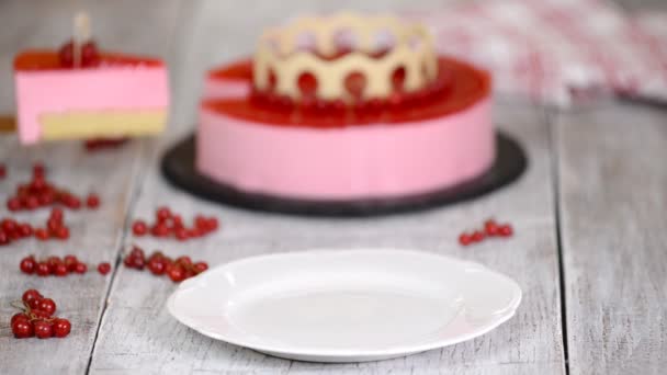 Mousse taart met rode aalbessen op witte achtergrond. — Stockvideo