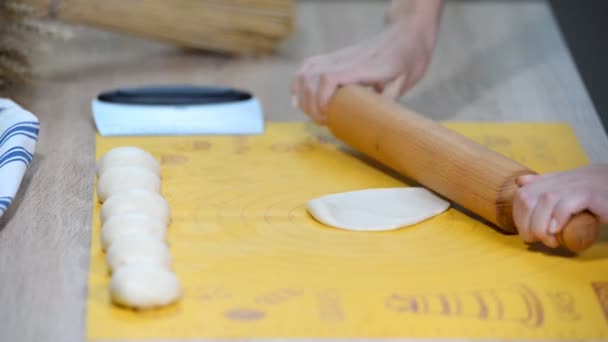 Tiri fuori la pasta con matterello su un tavolo di legno. Sfondo panetteria — Video Stock