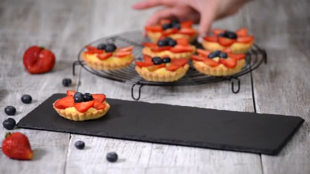 Strawberry shortcake pies. Strawberries tartlet on white background, perfect party individual fresh fruit dessert. — Stock Video