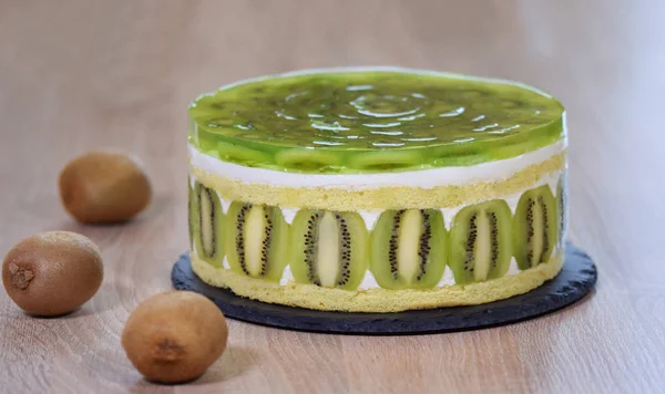 Tort de mousse kiwi de casă cu jeleu verde . Fotografie de stoc
