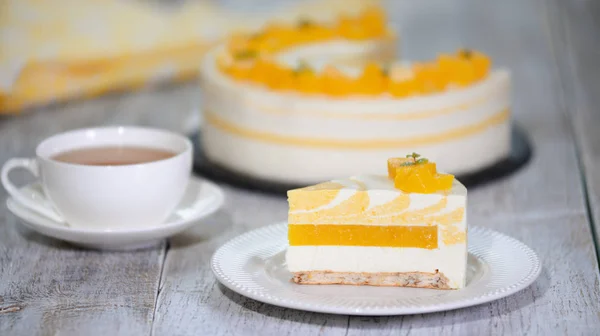 Nahaufnahme von köstlichem Pfirsich-Mousse-Kuchen. — Stockfoto