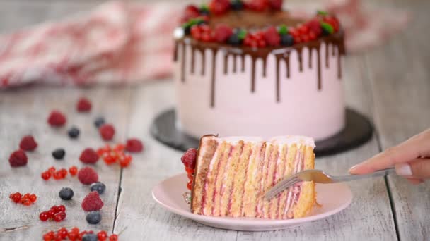 Piece of milk girlcake on plate with berry on concrete gray table — Stock Video