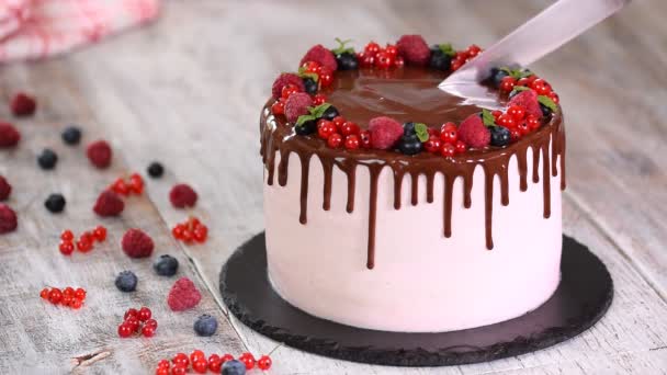 Beau gâteau fait maison avec des baies d'été, glaçage au chocolat sur tabl blanc . — Video