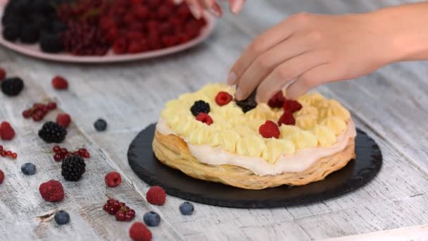 Chef making puff pastry cake with custard and currant berries, raspberries, blackberries, blueberries. Delicious dessert. — Stock Video
