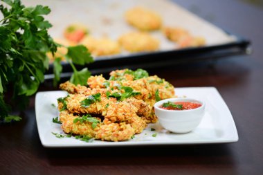 mısır gevreği beyaz plaka üzerinde derin kızarmış tavuk göğsü çubukları ekmekli