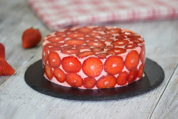 Erdbeer-Mousse-Kuchen und frische Erdbeeren. — Stockfoto
