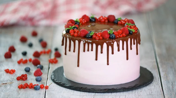 Kuchen mit Schokolade und Sommerbeeren auf weißem Hintergrund — Stockfoto