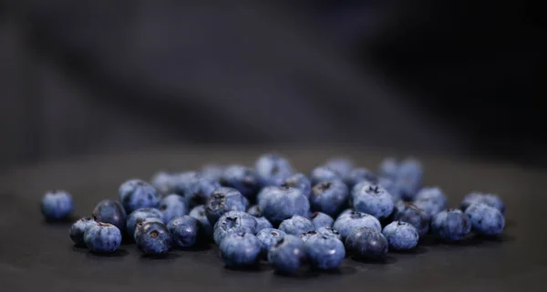 Siyah bir arka plan üzerinde yaban mersini closeup bir sürü.