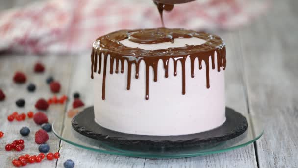 Chocolate derretido vertiendo sobre delicioso pastel . — Vídeos de Stock