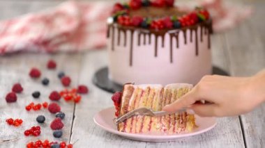Beton gri masada berry ile plaka üzerinde süt girlcake Parçası.