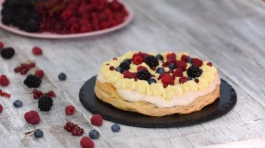 Şef muhallebi ve kuş üzümü, ahududu, böğürtlen, yaban mersini ile puf böreği kek yapma. Lezzetli tatlı.