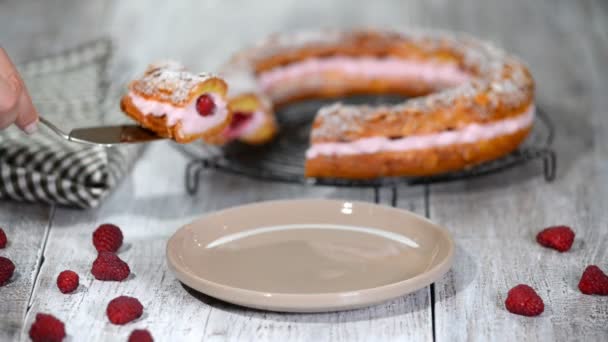 Bolo de massa choux Paris-Brest com chantilly e bagas. Fecha. Sobremesa francesa — Vídeo de Stock