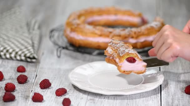 Κέικ ζαχαροπλαστικής-Μπρεστ σουδάκια με σαντιγί και μούρα. Κοντινό. Γαλλικό επιδόρπιο — Αρχείο Βίντεο