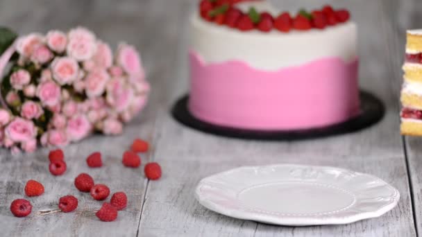 Piece of delicious raspberry cake with fresh raspberries. — Stock Video