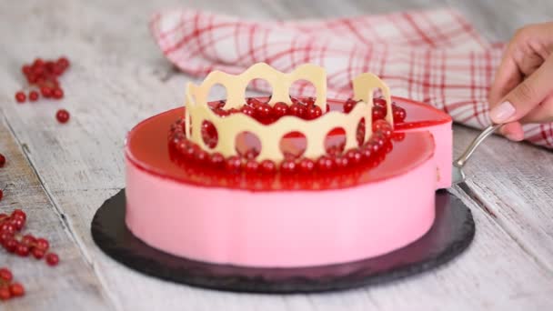 Mousse cake with red currants on white background. — Stock Video