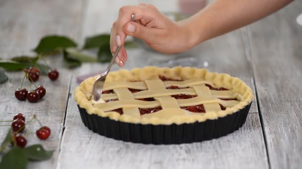 Ingrediënten voor het bakken van cake gevuld met verse kersen taart. Vrouwelijke voorbereiding van cherry pie. — Stockvideo