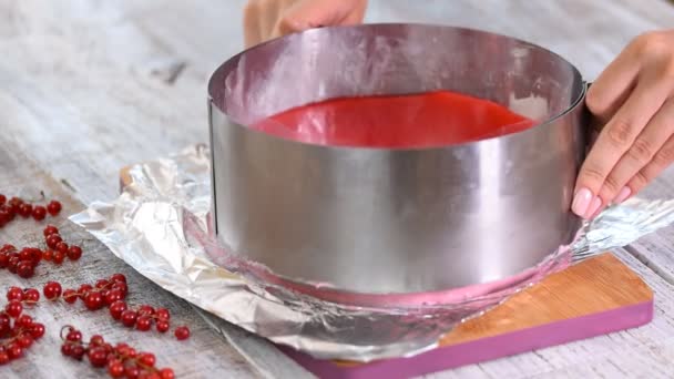 Chef-kok verwijdert een metalen ring mal van een rode bessen mousse cake — Stockvideo