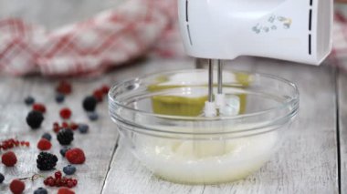 Yavaş yavaş pudra şekeri ekleyerek, yumurta akı çırpma tutun. Beze Kek Yapma
