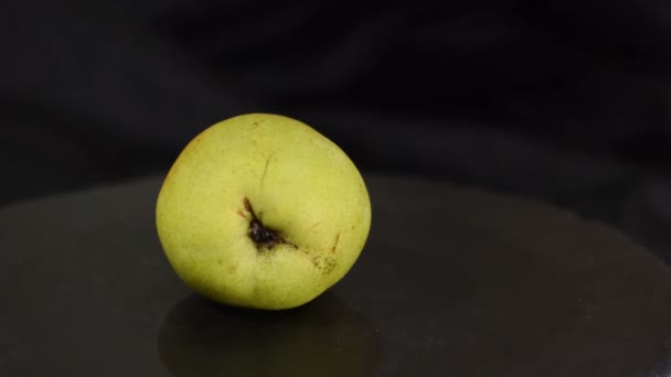 Nahaufnahme einer reifen saftigen Birne auf schwarzem Hintergrund. — Stockvideo