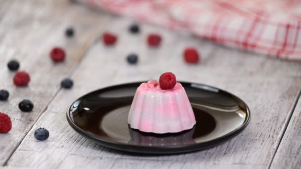 Вкусный десерт со свежими ягодами и мятой . — стоковое видео