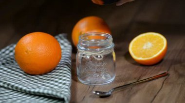 bir kavanoz içinde ev yapımı turuncu lor.