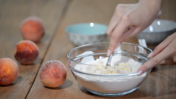 Menina cozinha em casa gostoso pêssego desmoronar sobremesa . — Vídeo de Stock