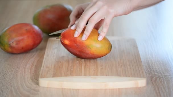 Frauenhände schneiden frische Mango. — Stockvideo