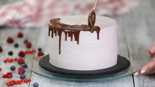 초콜릿 케이크에 착 빙입니다. 화이트 케 익 초콜렛과 크림으로 덮여 있다. 초콜릿 케이크 장식. — 비디오