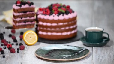 Lezzetli çikolatalı kek çilek ve tabloda çay kapatır.