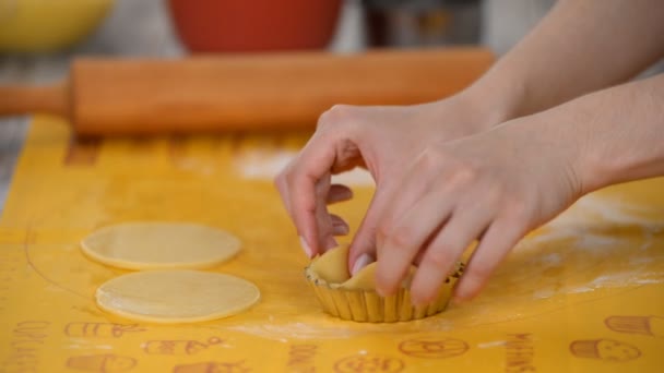 Σεφ ζαχαροπλαστικής καθιστώντας Τάρτες, βάζοντας το Dough στο ψήσιμο πιάτα, στην κουζίνα του ζαχαροπλαστείου . — Αρχείο Βίντεο