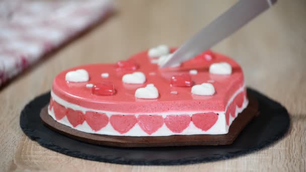 Торт у формі серця на святі Валентина. Нарізати шматочок мусу торт — стокове відео