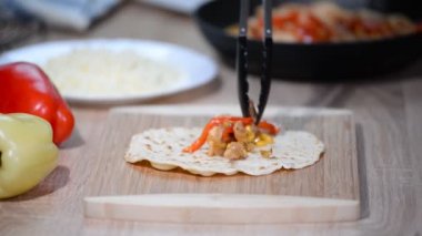 Quesadilla yapma: tortilla bir yığın üzerinde et ve sebze.