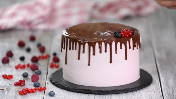 Hermoso pastel casero con bayas de verano, glaseado de chocolate en la mesa blanca . — Vídeos de Stock