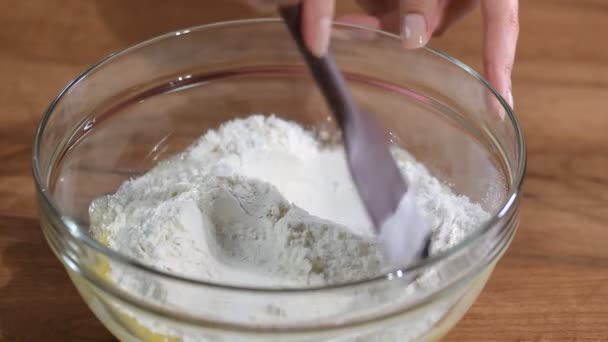 Beredning av deg, blanda ingredienser. Göra hembakade kakor — Stockvideo