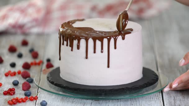 Γλάσο σοκολάτας στην τούρτα. Άσπρο κέικ που καλύπτεται με σοκολάτα και κρέμα. Σοκολατένια τούρτα διακόσμηση. — Αρχείο Βίντεο