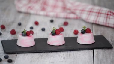 Taze ahududu, yaban mersini ve nane ile dekore lezzetli berry mus tatlılar.