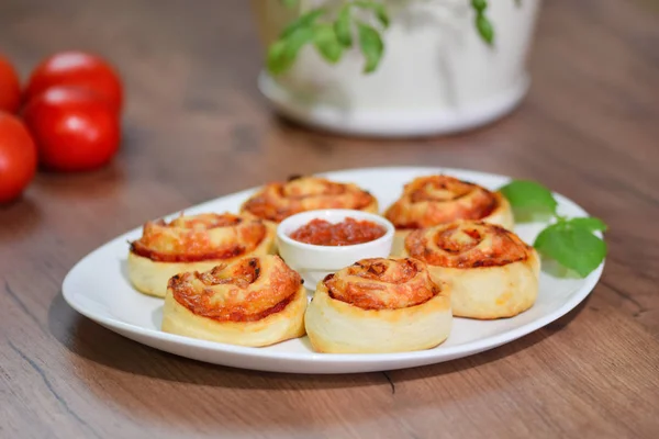 Frische hausgemachte Pizzabrötchen mit Käse und Tomatensauce. — Stockfoto