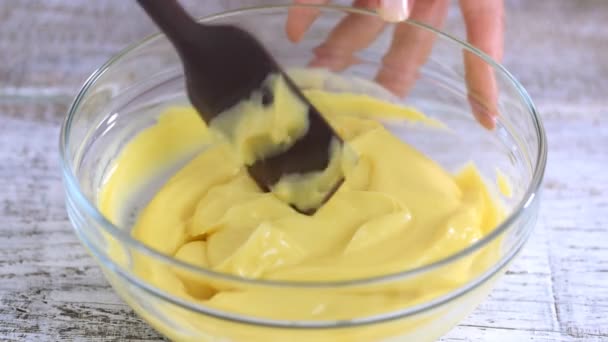 Muhallebi ve kırbaçlanan krem pişirme krema. Pasta yapma süreci. — Stok video